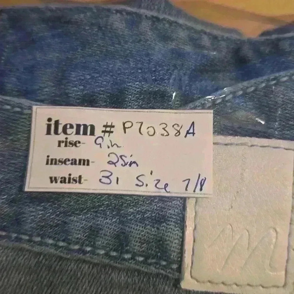 P7038A Maurice's medium denim distressed crop jeans size 31in  / 7/8 - Picture 7 of 7